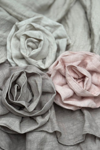 Flower brooch, light pink linen