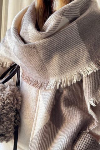  Triangular check scarf, beige