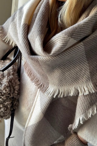  Triangular check scarf, beige